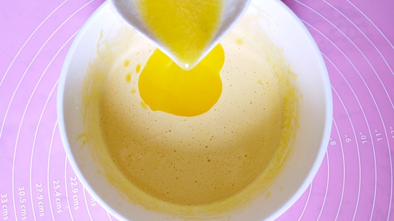 #宝宝零食#蛋黄小奶酥,倒入融化好的黄油