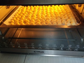 #宝宝零食#蛋黄小奶酥,烤箱上下管160度预热5分钟，之后放入烤箱，上管160度，下管150度，烤25min