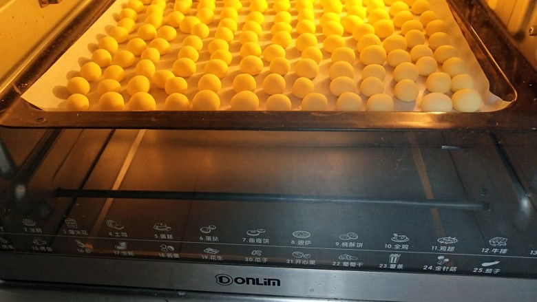 #宝宝零食#蛋黄小奶酥,烤箱上下管160度预热5分钟，之后放入烤箱，上管160度，下管150度，烤25min