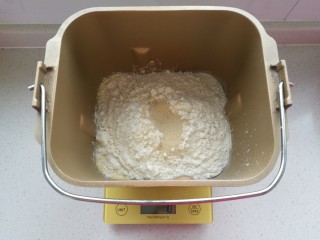 超级柔软的炼奶土司,2、把除黄油、奶粉以外的所有配料加入到面包桶中，一个imax程序后加入黄油