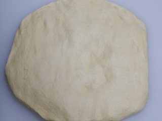 小麦胚芽基础吐司,将面团取出按压排气，边缘的大气泡拍掉。