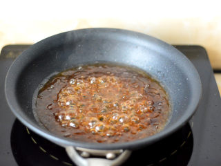 过年不可缺少的一道年菜--丰收茄墩,锅里入酱油、蚝油、糖、加一点点水，用淀粉勾芡
