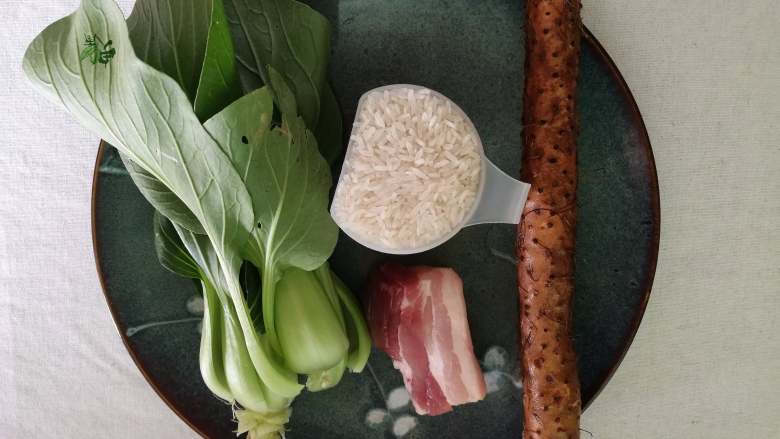 营养青菜肉丝山药粥,准备食材，清洗干净，米可提前泡一下。