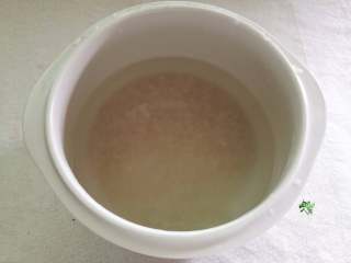 营养青菜肉丝山药粥,炖锅放入米，加足量清水（根据自己喜欢粥的稠度调整水量）。