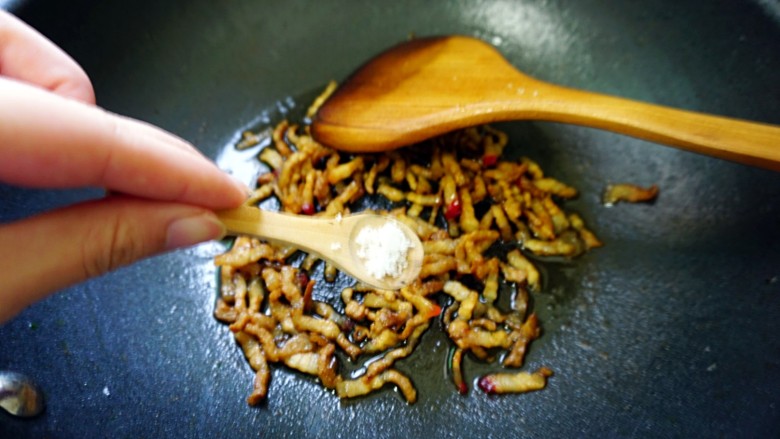 营养青菜肉丝山药粥,锅里放少许油，将肉丝炒香调入少许盐，捞出。