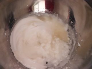 猫咪➕猫爪棉花糖,再把混合好的液体迅速倒入打发好的蛋白里，用打蛋器高速打发