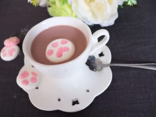 猫咪➕猫爪棉花糖,然后泡上一杯咖啡或者朱古力味的牛奶，放上一个棉花糖