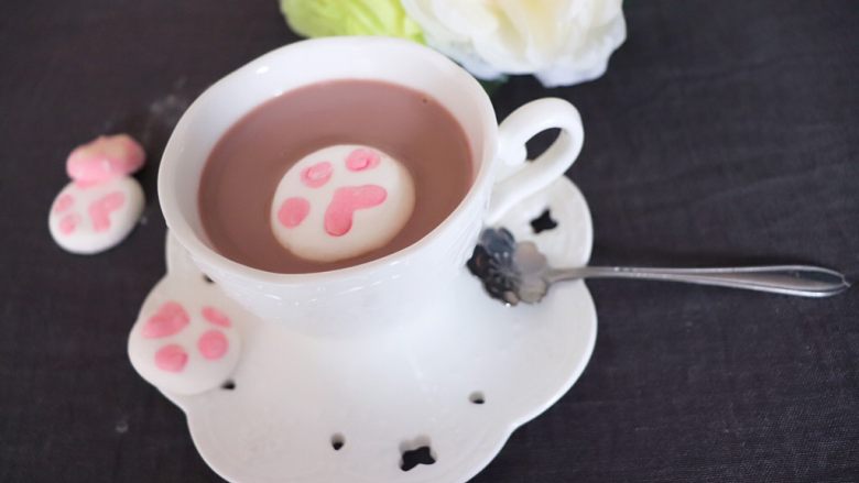 猫咪➕猫爪棉花糖,然后泡上一杯咖啡或者朱古力味的牛奶，放上一个棉花糖