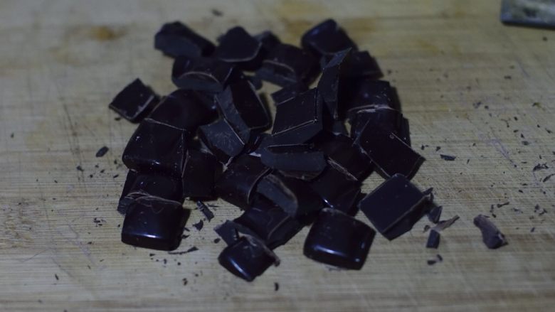 极简甘纳许酱,巧克力切成2厘米见方的块。