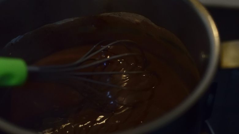 极简甘纳许酱,用蛋抽搅拌，利用奶油的余温融合巧克力。