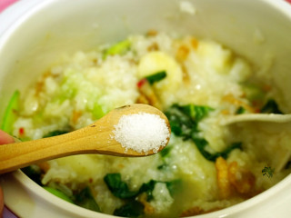 营养青菜肉丝山药粥,放入青菜，调入适当的盐，拌匀。