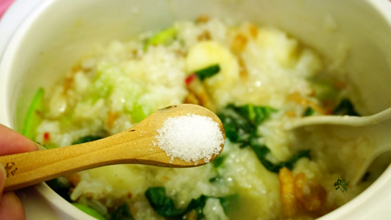 营养青菜肉丝山药粥,放入青菜，调入适当的盐，拌匀。