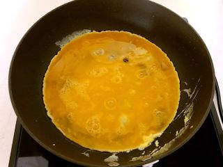 特色面食  春饼,锅里加入大豆色拉油烧热后放入鸡蛋液