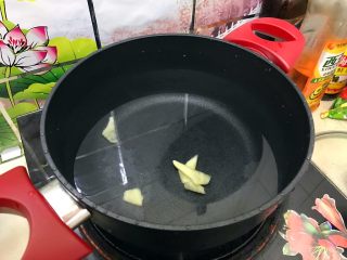 白菜腐竹火腿排骨汤,重新煮一锅水，水量约为锅体的三分之二，入剩余的姜片