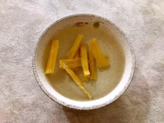 白菜腐竹火腿排骨汤,腐竹提前用温水浸泡