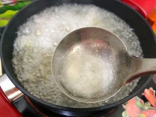 白菜腐竹火腿排骨汤,水再次煮开之后会有浮沫，我不喜欢，就撇去了，如果你不介意，可以省略这一步