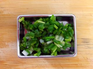 白菜腐竹火腿排骨汤,小葱洗净，如图所示，切圈，备用