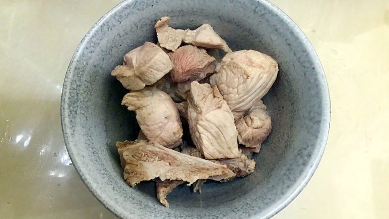 白菜腐竹火腿排骨汤,5分钟之后捞出排骨，用温水清洗一下表面的脏东西