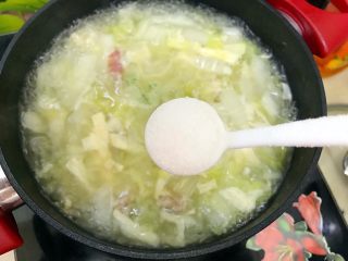 白菜腐竹火腿排骨汤,加一小勺细盐