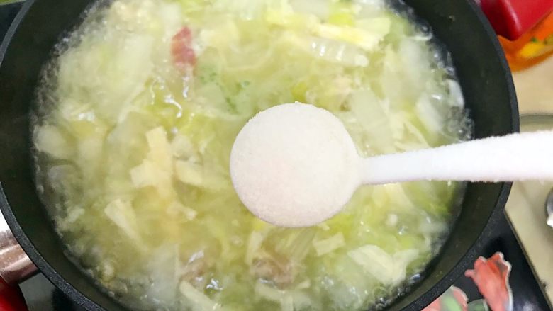 白菜腐竹火腿排骨汤,加一小勺细盐