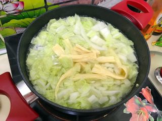 白菜腐竹火腿排骨汤,稍微搅拌一下