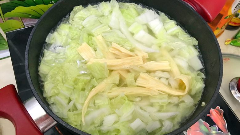 白菜腐竹火腿排骨汤,稍微搅拌一下