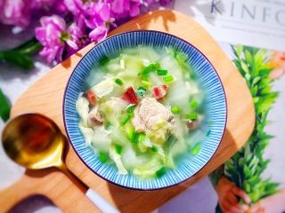 白菜腐竹火腿排骨汤,营养丰富，美味可口(✺ω✺)