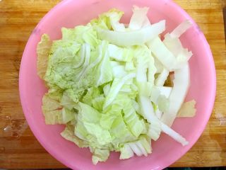 白菜腐竹火腿排骨汤,全部切好，控干水分，备用