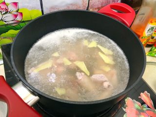 白菜腐竹火腿排骨汤,煮5分钟