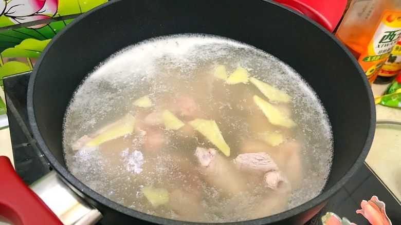 白菜腐竹火腿排骨汤,煮5分钟