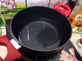 白菜腐竹火腿排骨汤,取一口小锅，煮适量清水
