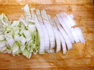 白菜腐竹火腿排骨汤,白菜洗净，如图所示，切段