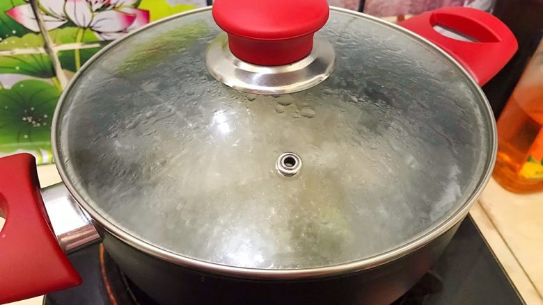白菜腐竹火腿排骨汤,盖上锅盖，转小火，煮15分钟