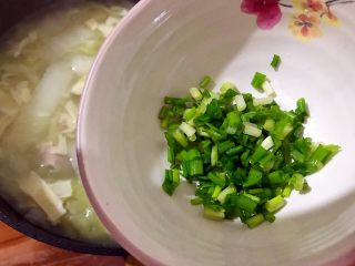 白菜腐竹火腿排骨汤,加小葱，搅拌均匀，即可