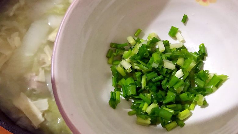 白菜腐竹火腿排骨汤,加小葱，搅拌均匀，即可