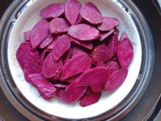 紫薯花馒头,先将紫薯去皮洗净，切成薄片，上锅隔水蒸熟。