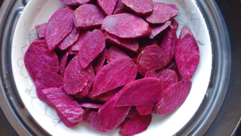 紫薯花馒头,先将紫薯去皮洗净，切成薄片，上锅隔水蒸熟。