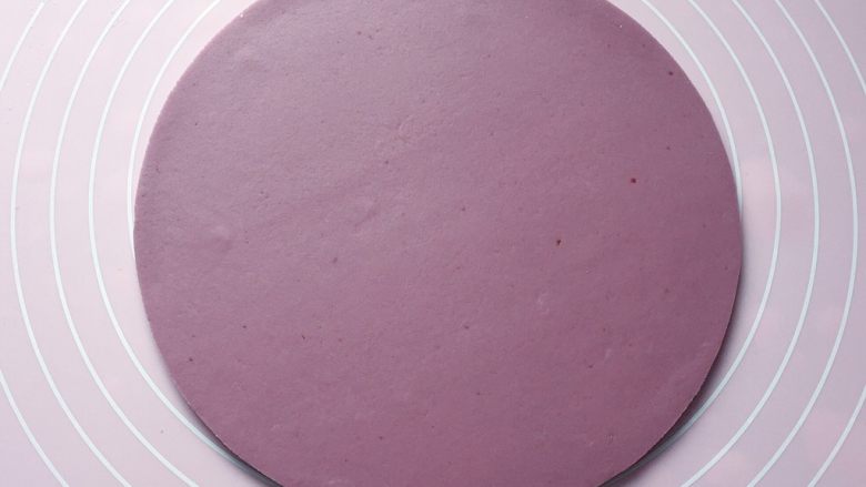 紫薯花馒头,将发酵好的面团排气揉匀后，擀成厚薄均匀的大圆饼。