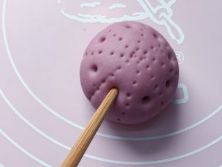 紫薯花馒头,再用筷子戳八个洞，如上图。