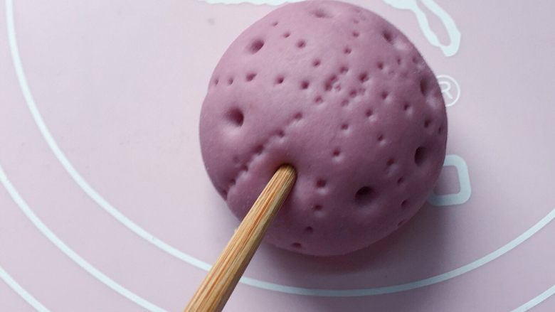 紫薯花馒头,再用筷子戳八个洞，如上图。