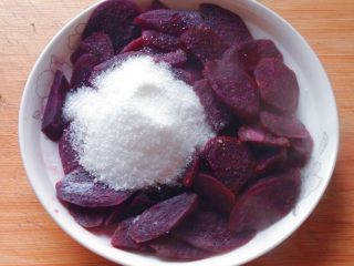 紫薯花馒头,趁热加入绵白糖。