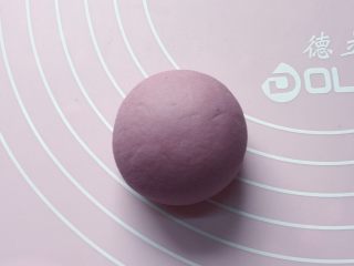 紫薯花馒头,另取一面团搓个小圆球。