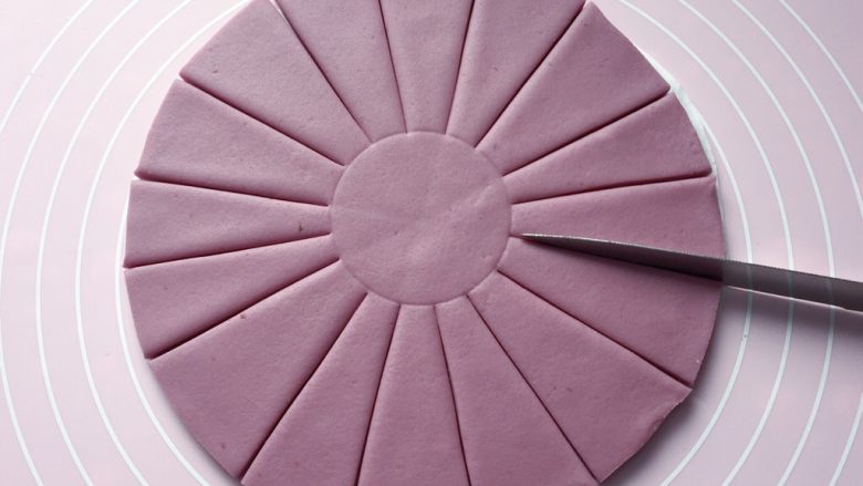 紫薯花馒头,用刀将面饼均匀地切成16份，中央保留不要切断。