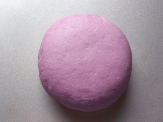 紫薯花馒头,来和面团：将酵母粉和面粉放入一盆中，加入适量紫薯泥，边加边用筷子搅拌成絮状。然后用手和成软硬适中的面团，盖上保鲜膜放温暖处发酵至2倍大。