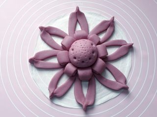 紫薯花馒头,把做好的小圆球放在花卷的中央位置。