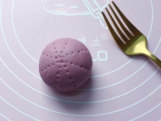 紫薯花馒头,用叉子叉八条印花，如上图。