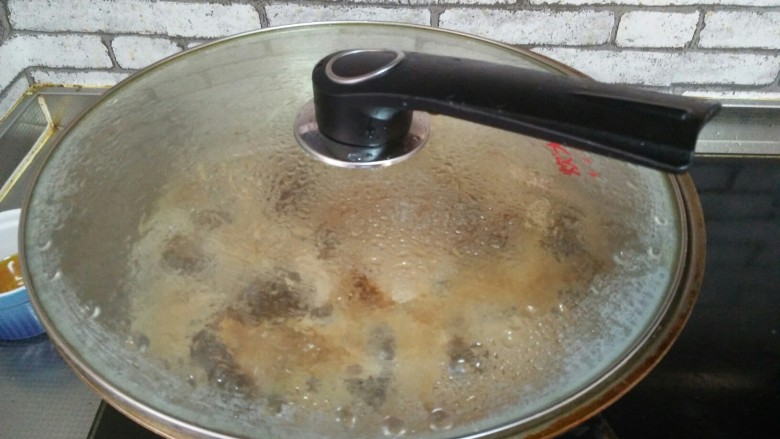 扁豆烧排骨,盖上锅盖煮一小时