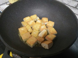 五花肉炖豆腐,豆腐放油锅煎至金黄，取出装盘备用