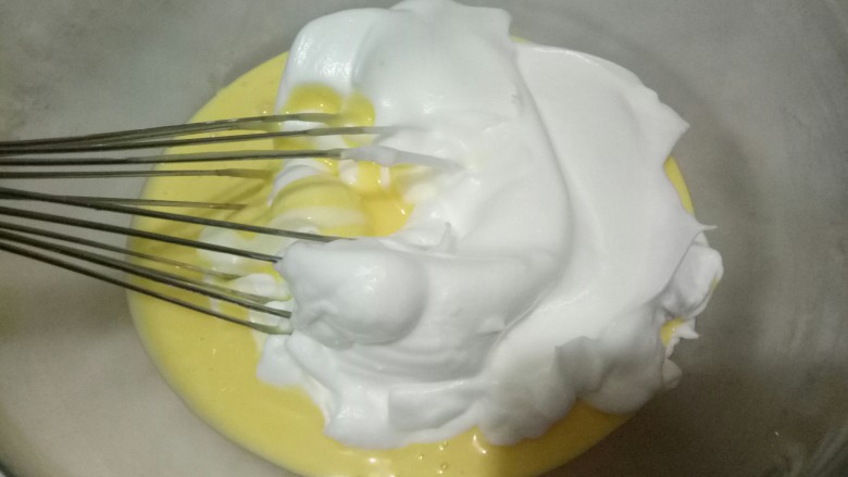 财源滚滚蛋糕,取三分之一蛋白糊与蛋黄糊翻拌均匀。