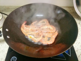 避风塘炒虾,下入明虾大火翻炒，因为油比较多，半炸至酥脆捞出